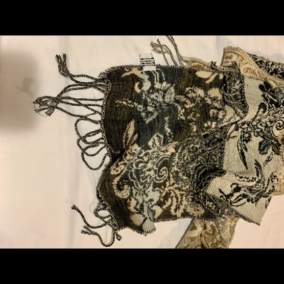 Women’s scarf duo - Picture 3 of 5